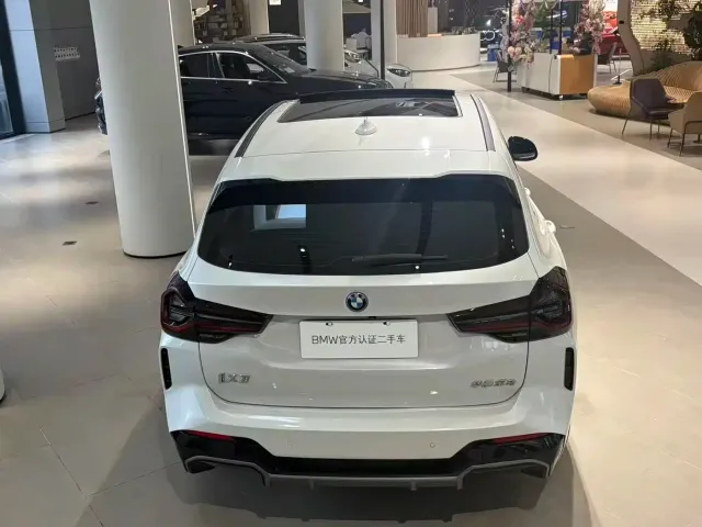 BMW iX3 — Фото автомобиля 2