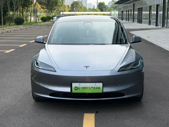 Tesla Model 3 — Фото автомобиля 2