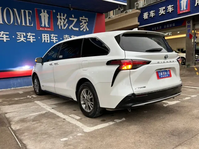 Toyota Sienna — Фото автомобиля 10