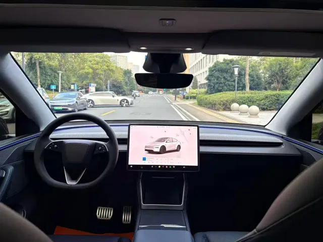 Tesla Model Y — Фото автомобиля 6