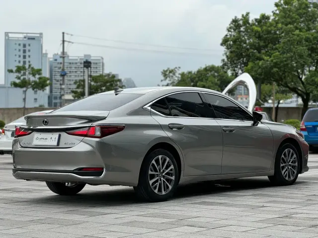 Lexus ES — Фото автомобиля 6