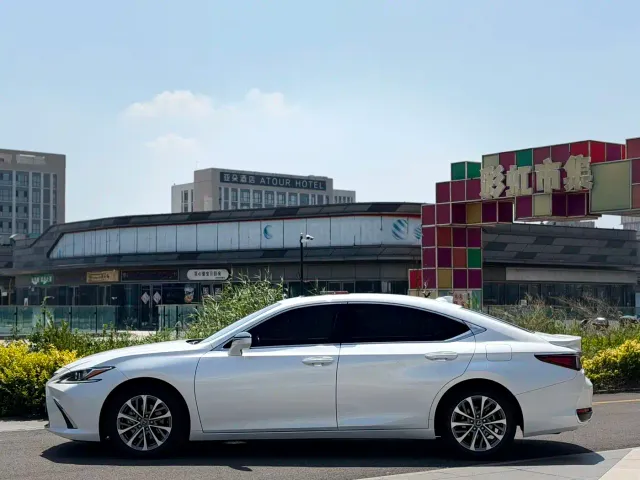 Lexus ES — Фото автомобиля 4