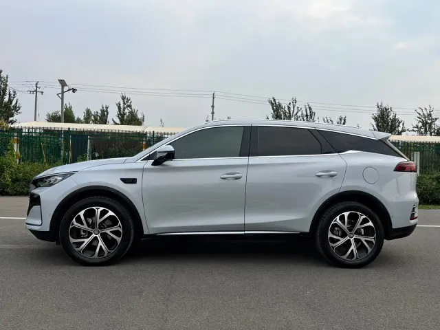 BYD Tang — Фото автомобиля 4