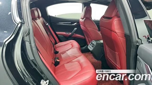Maserati Ghibli — Фото автомобиля 12