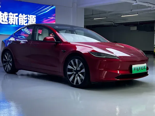Tesla Model 3 — Фото автомобиля 3