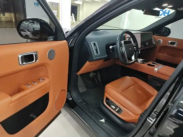 Li Auto L8 — Фото автомобиля 15