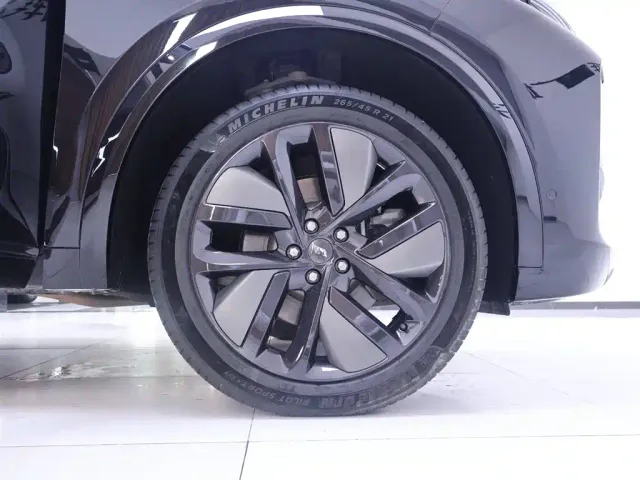 Li Auto L8 — Фото автомобиля 6