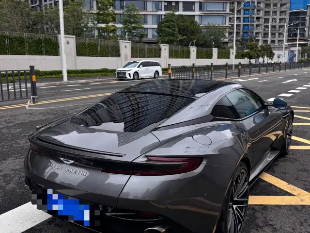 Aston Martin DB12 — Фото автомобиля 2