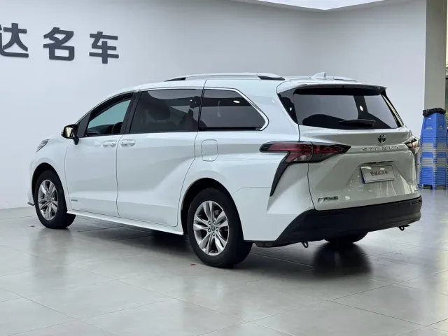 Toyota Sienna — Фото автомобиля 20