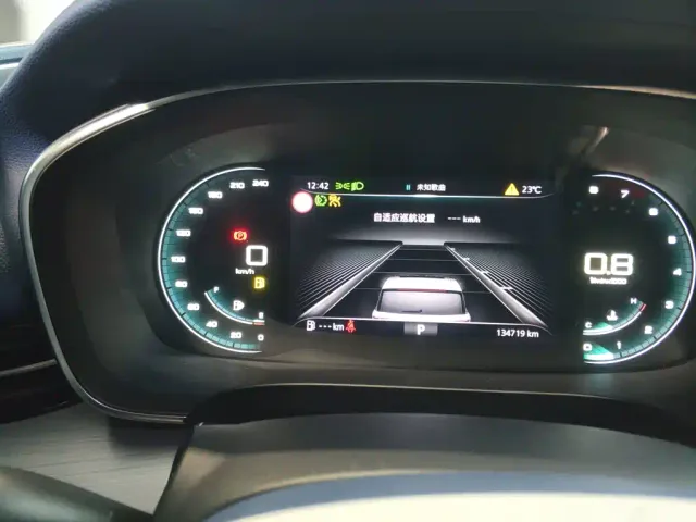 Roewe iMAX8 — Фото автомобиля 11
