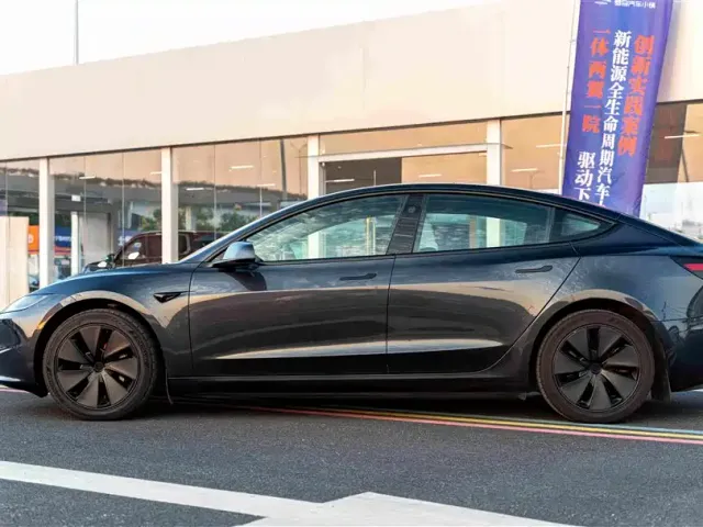 Tesla Model 3 — Фото автомобиля 5