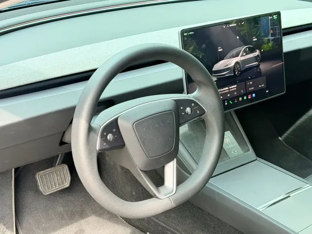 Tesla Model 3 — Фото автомобиля 13