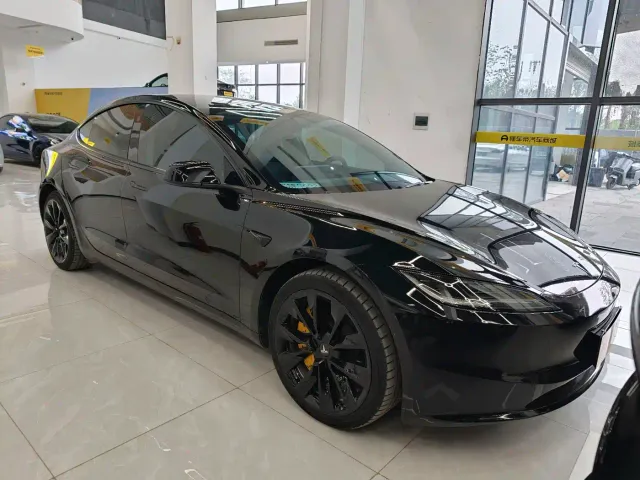 Tesla Model 3 — Фото автомобиля 2