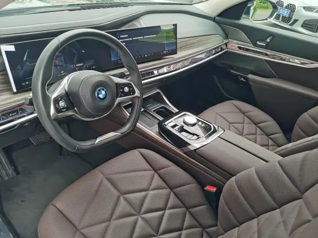 BMW BMW i7 2023 eDrive50L Leading Luxury Package — Фото автомобиля 10