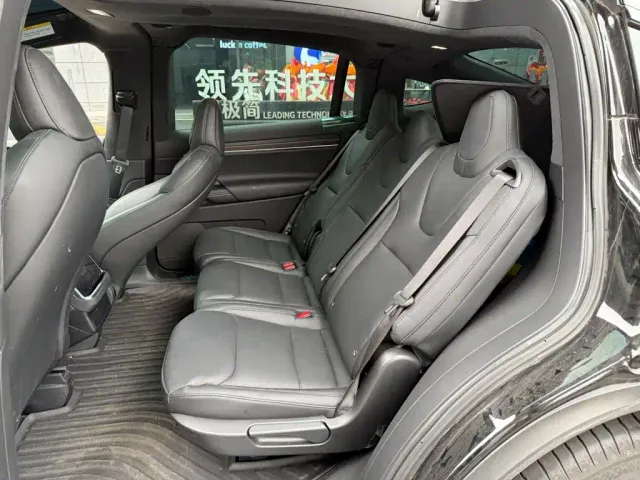 Tesla Model X — Фото автомобиля 11