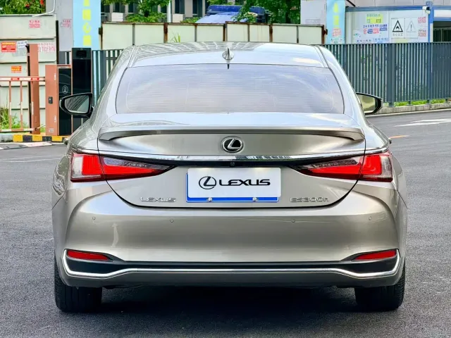 Lexus ES — Фото автомобиля 8