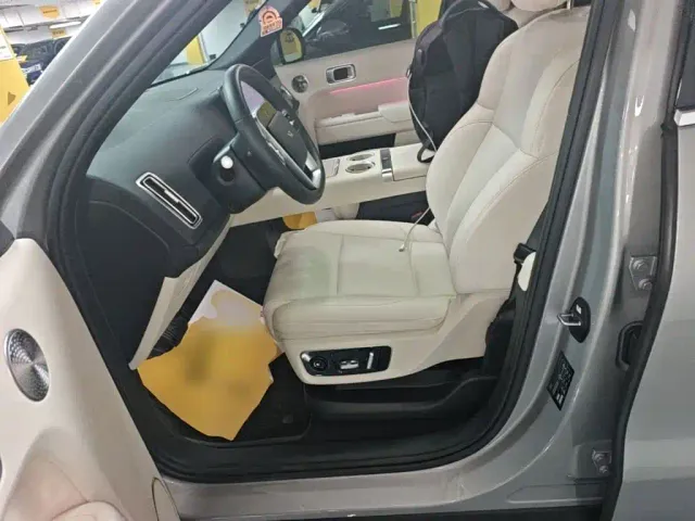 Li Auto L8 — Фото автомобиля 14