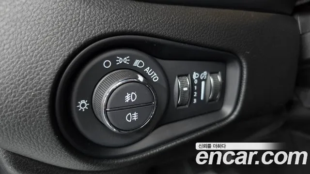 Jeep Renegade — Фото автомобиля 30