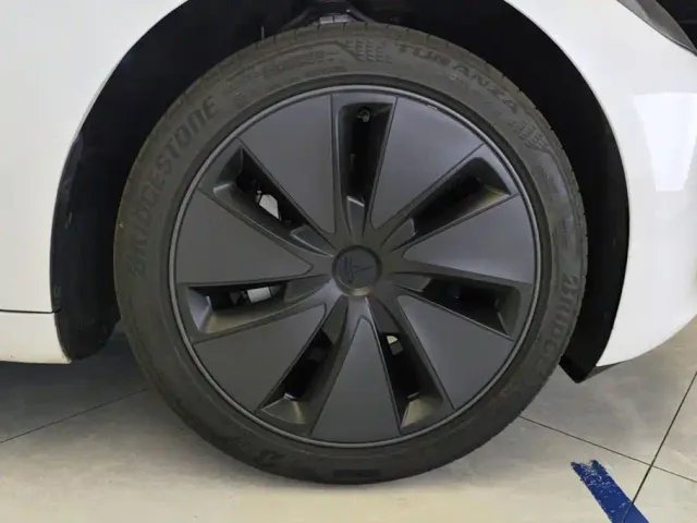 Tesla Model 3 — Фото автомобиля 6
