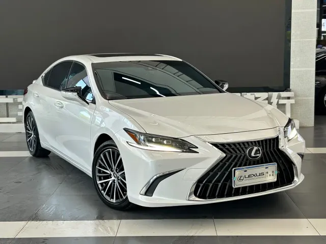 Lexus ES — Фото автомобиля 3