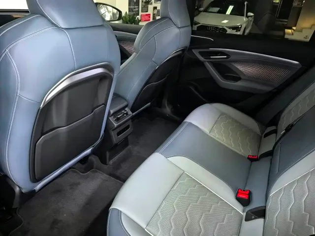 Audi Q6L e-tron — Фото автомобиля 11
