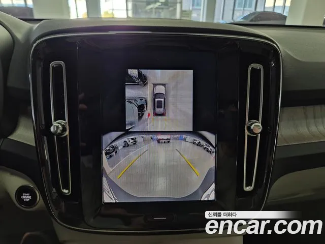 Volvo XC40 — Фото автомобиля 12