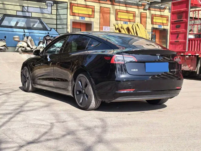 Tesla Model 3 — Фото автомобиля 9