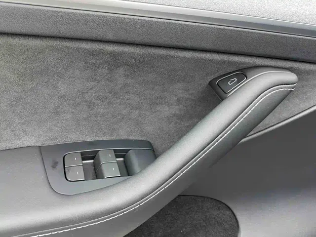 Tesla Model Y — Фото автомобиля 30