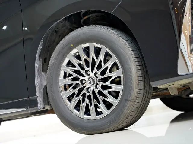 Lexus LM — Фото автомобиля 9
