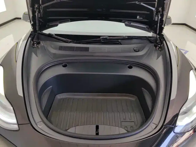 Tesla Model 3 — Фото автомобиля 10
