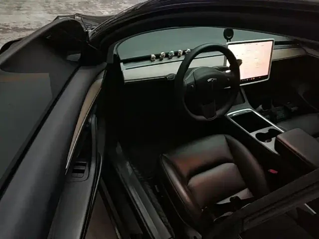Tesla Model 3 — Фото автомобиля 15