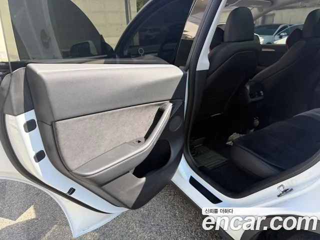 Tesla Model Y — Фото автомобиля 11