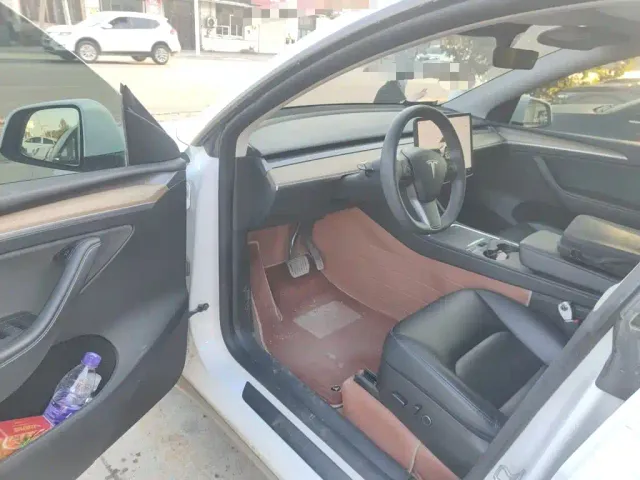 Tesla Model Y — Фото автомобиля 12
