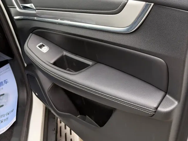 Roewe RX8 — Фото автомобиля 17