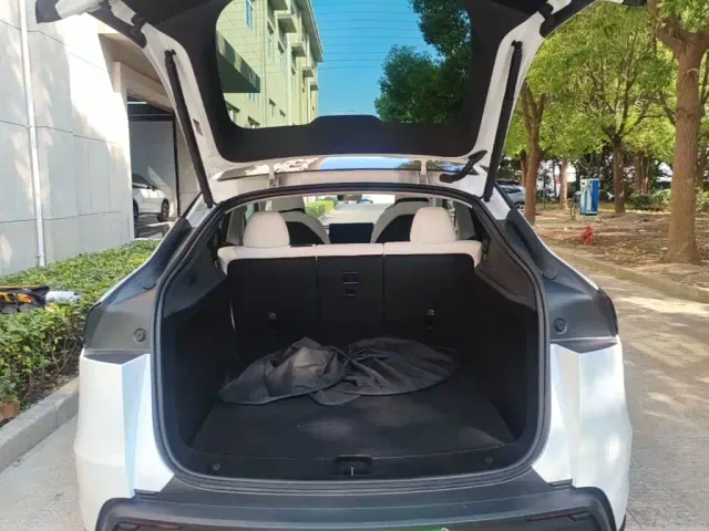 Tesla Model Y — Фото автомобиля 18