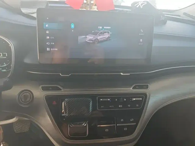 Roewe iMAX8 — Фото автомобиля 5