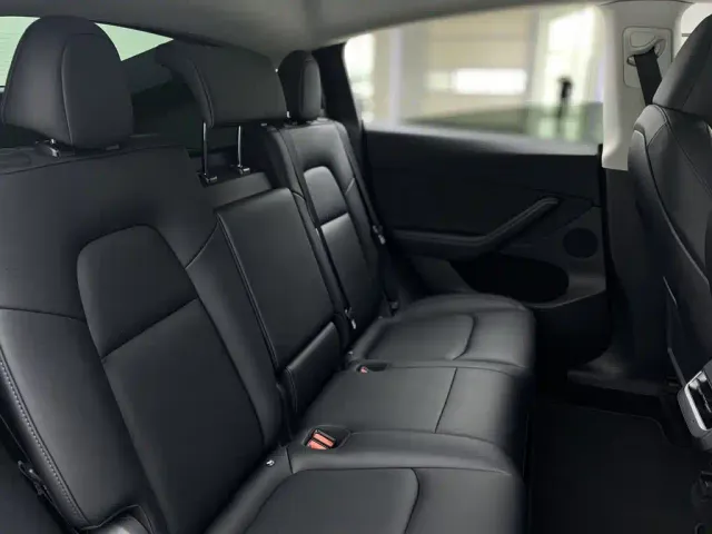 Tesla Model Y — Фото автомобиля 25