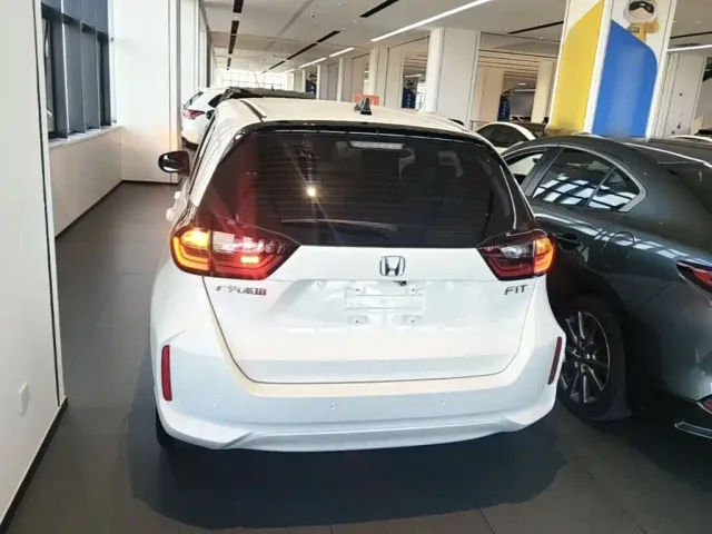 Honda Fit — Фото автомобиля 5