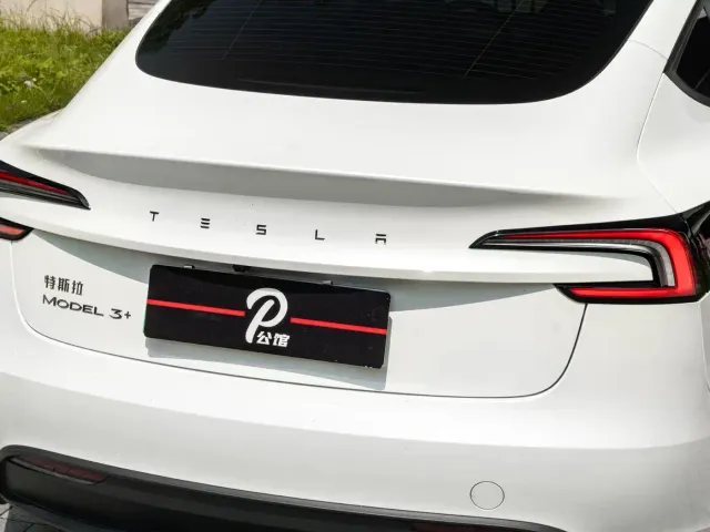 Tesla Model 3 — Фото автомобиля 9