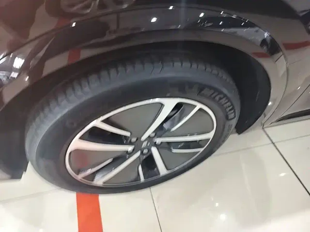 Li Auto L8 — Фото автомобиля 22