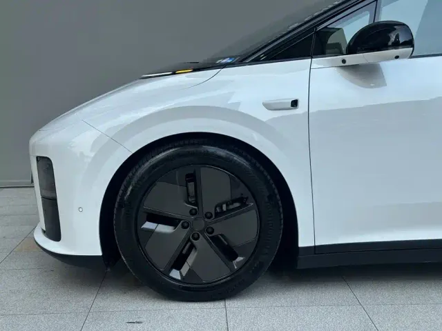 Li Auto i8 — Фото автомобиля 15