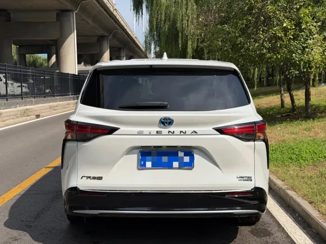 Toyota Sienna — Фото автомобиля 5