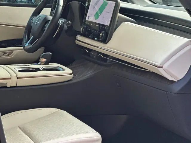 Lexus LM — Фото автомобиля 7