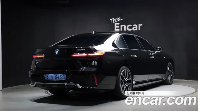 BMW i7 G70 — Фото автомобиля 2