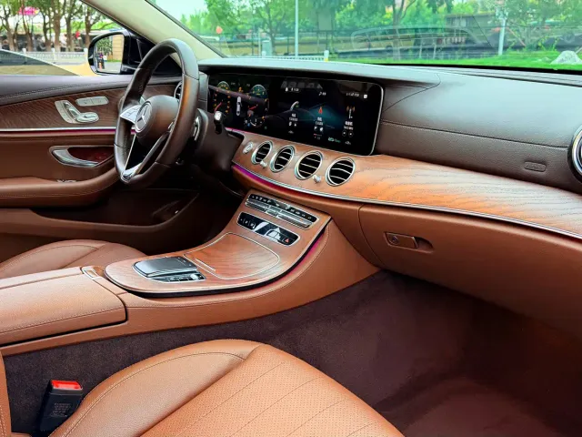Mercedes-Benz E-Class — Фото автомобиля 2