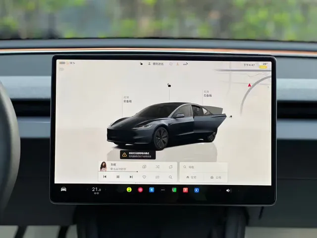 Tesla Model 3 — Фото автомобиля 12