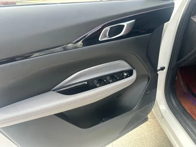 Changan Z6 — Фото автомобиля 5
