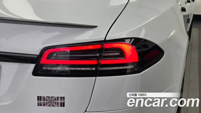Tesla Model S — Фото автомобиля 8