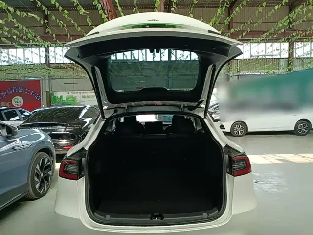 Tesla Model Y — Фото автомобиля 18