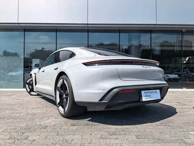 Porsche Taycan — Фото автомобиля 13